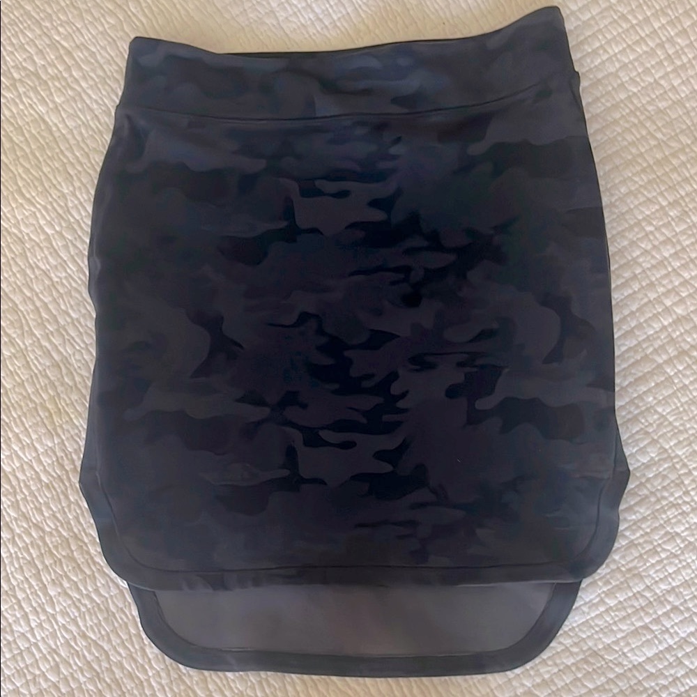 LULULEMON Athletica Black and‎ Gray Camouflage Hi Lo City Women’s Mini Skirt